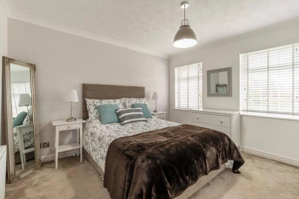 A Cheerful Three Bedroom House In Leafy Lytham Lytham St Annes 0*,