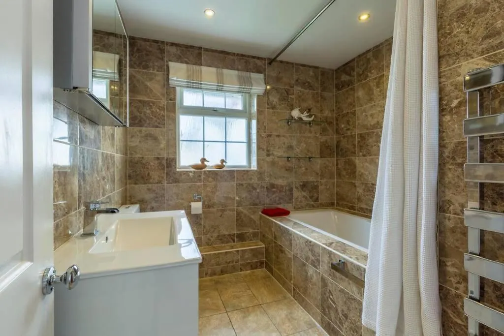 A Cheerful Three Bedroom House In Leafy Lytham Lytham St Annes 0*,  United Kingdom