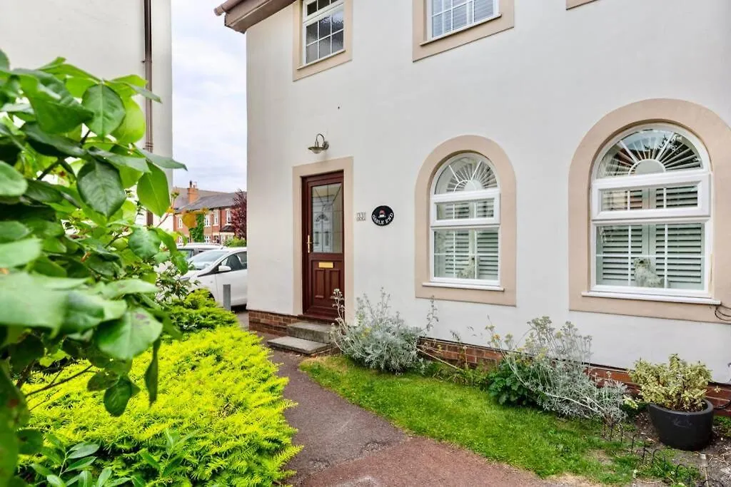 A Cheerful Three Bedroom House In Leafy Lytham Lytham St Annes