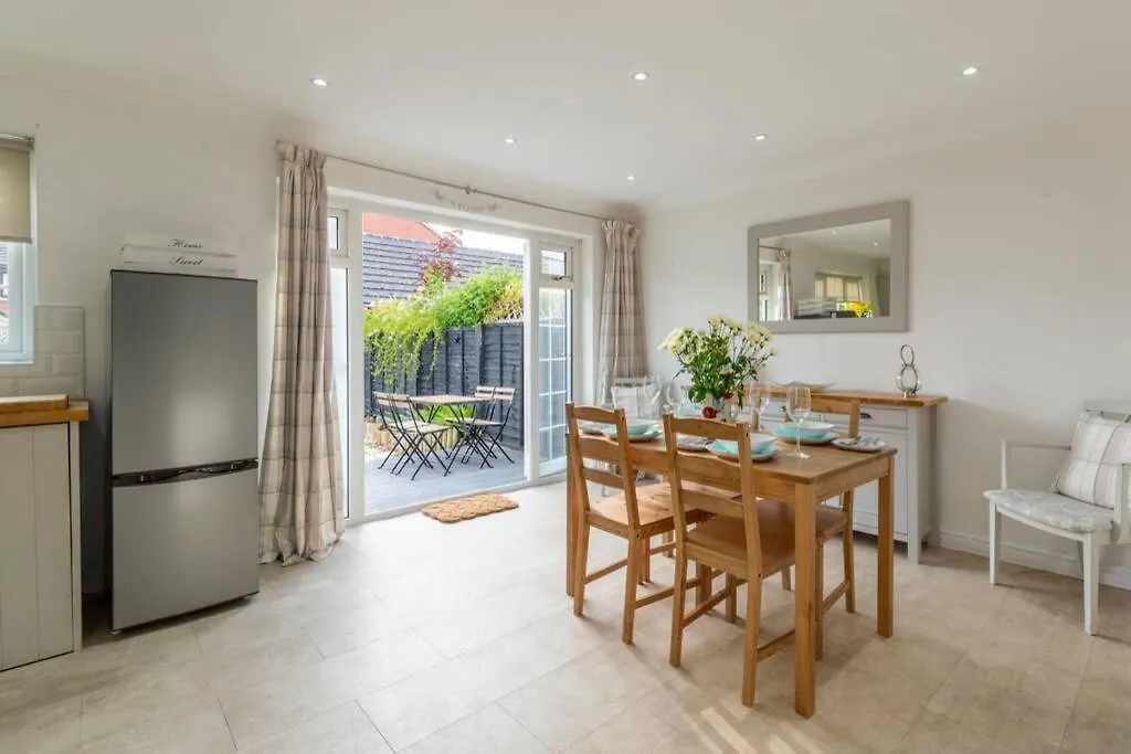 A Cheerful Three Bedroom House In Leafy Lytham Lytham St Annes Holiday home