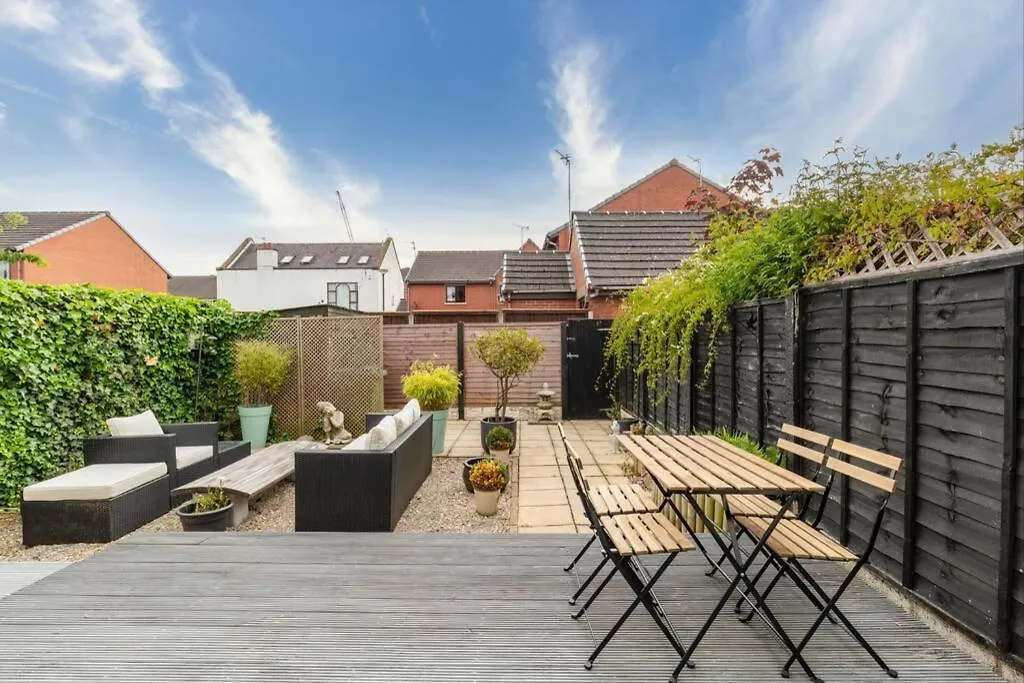 A Cheerful Three Bedroom House In Leafy Lytham Lytham St Annes