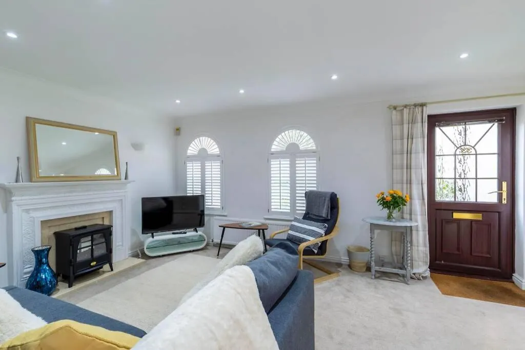 A Cheerful Three Bedroom House In Leafy Lytham Lytham St Annes United Kingdom